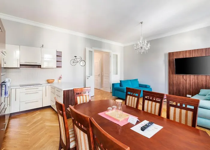 Imperial Schonbrunn Apartment