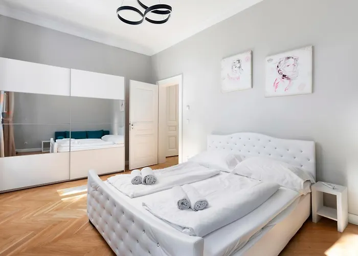 Imperial Schonbrunn Apartment