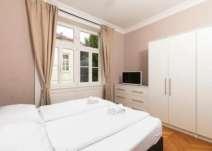 Imperial Schonbrunn Apartment