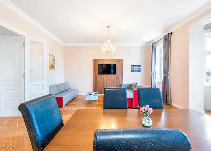 Imperial Schonbrunn Apartment