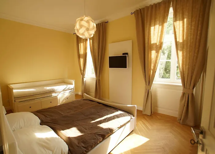 Imperial Schonbrunn Apartment